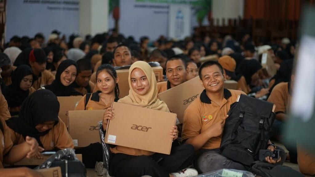 AKPY ‘STIPER’ Bagikan 570 Laptop ke Mahasiswa Baru, Bekal Hadapi Era ...